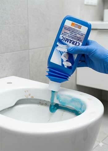 Czyszczenie muszli WC środkiem CERAMIC